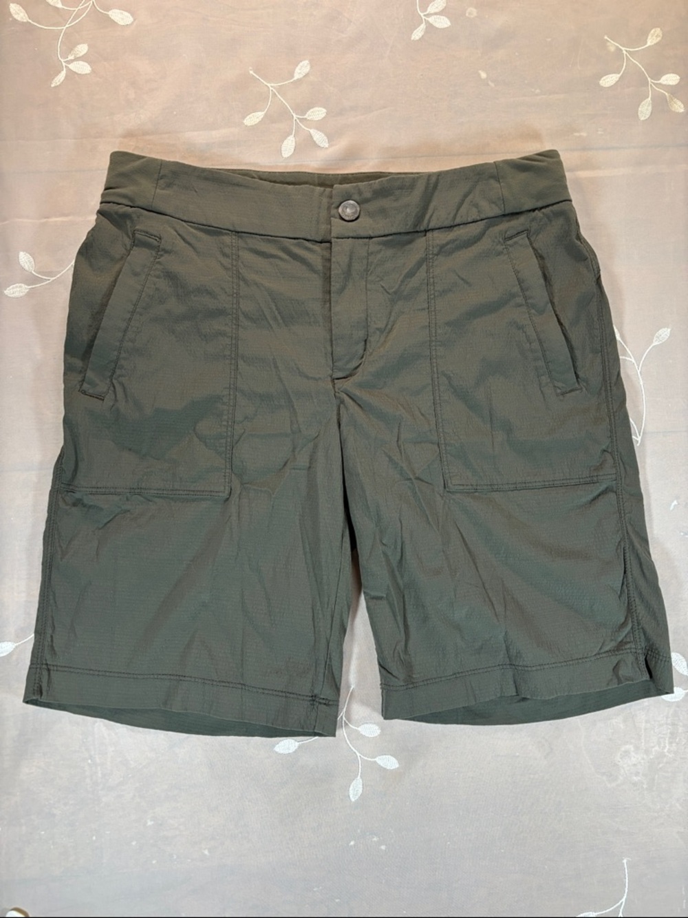 Athleta Green Olive Utility Trekkie Bermuda 2.0 Shorts Woman Size 6
